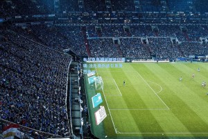 布尔克鲁莽犯规染红离场 法比奥伤退引发激烈争议